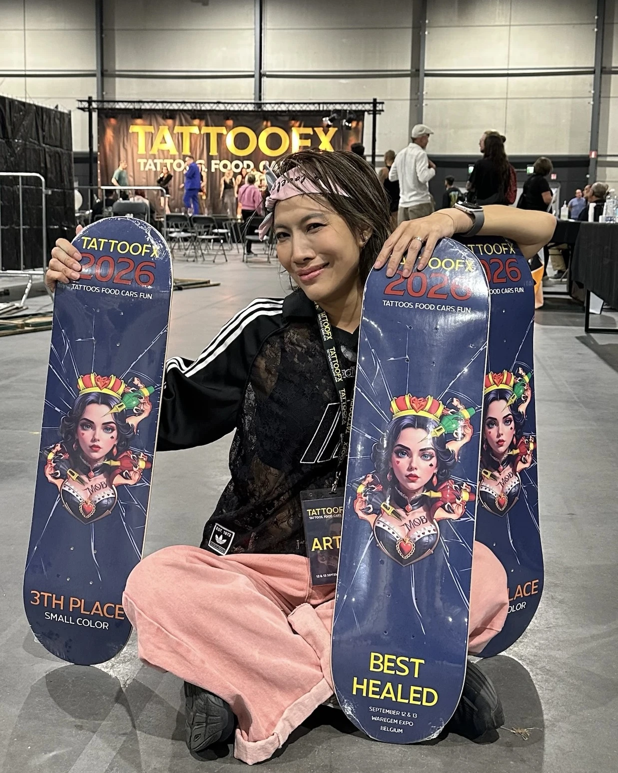 Sheeta 於比利時 TattooFX 2026 展覽與三個獎座合照。